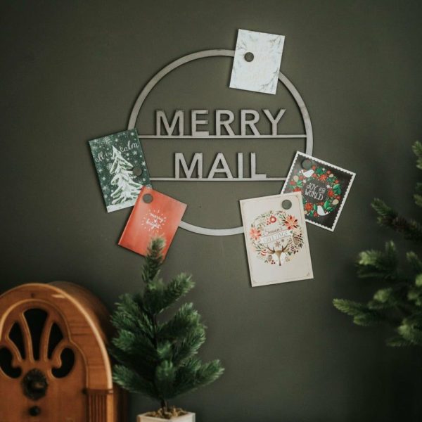 Circle Signs | "Merry Mail" Magnetic Christmas Card Wreath – Sans Serif Circle Signs Circle Signs